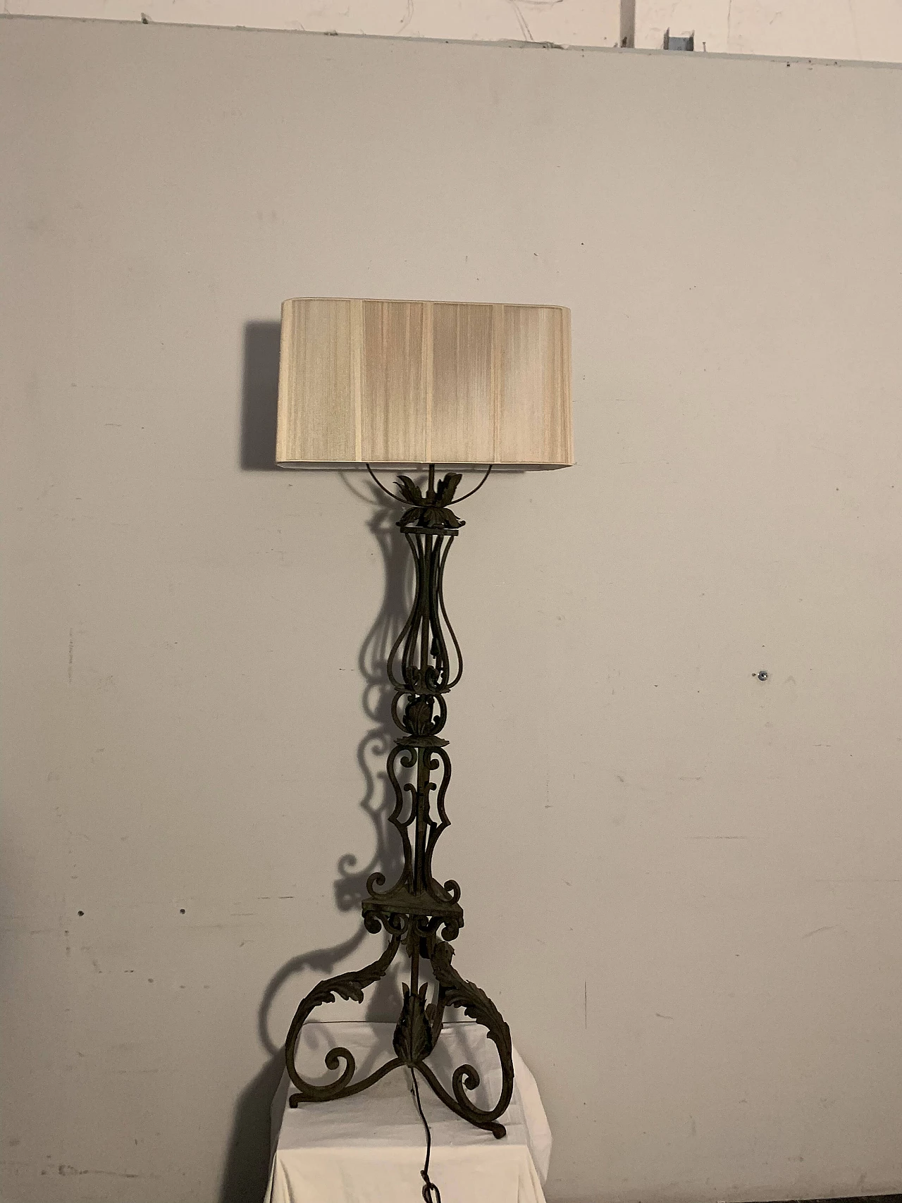 Lampada da terra in ferro battuto, fine '800 18