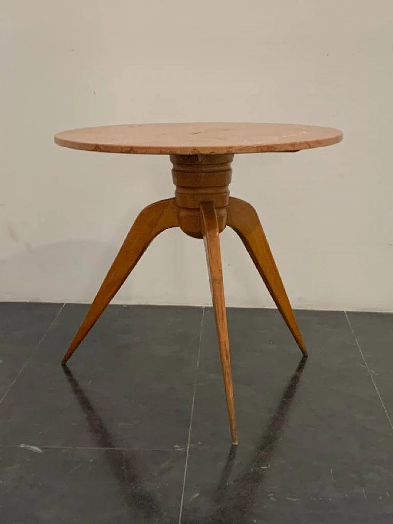 Tavolo rotondo in ciliegio con piano in marmo, anni '50 1