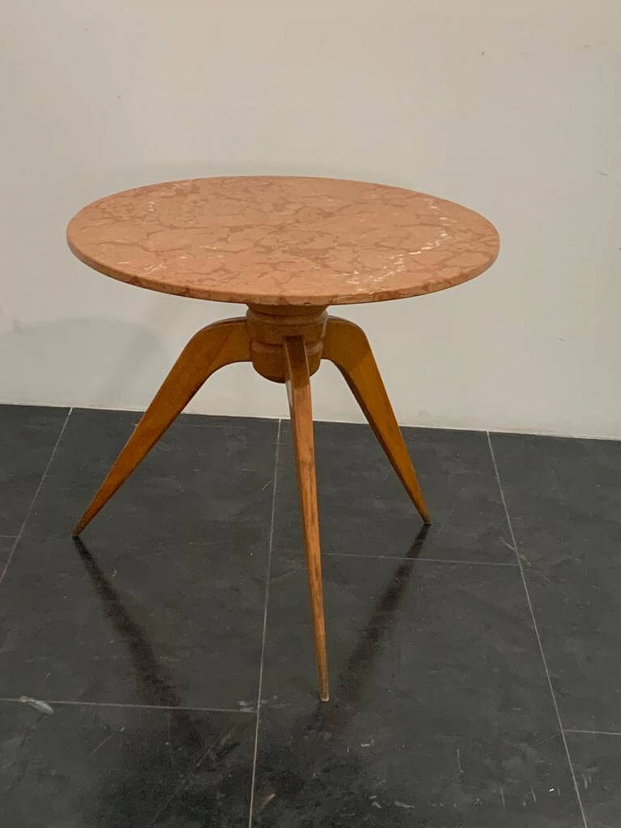 Tavolo rotondo in ciliegio con piano in marmo, anni '50 2
