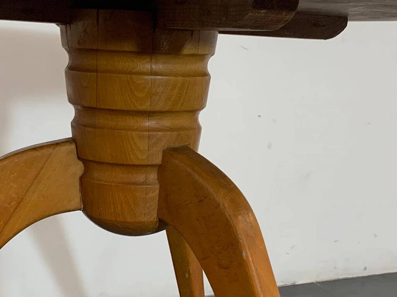 Tavolo rotondo in ciliegio con piano in marmo, anni '50 4