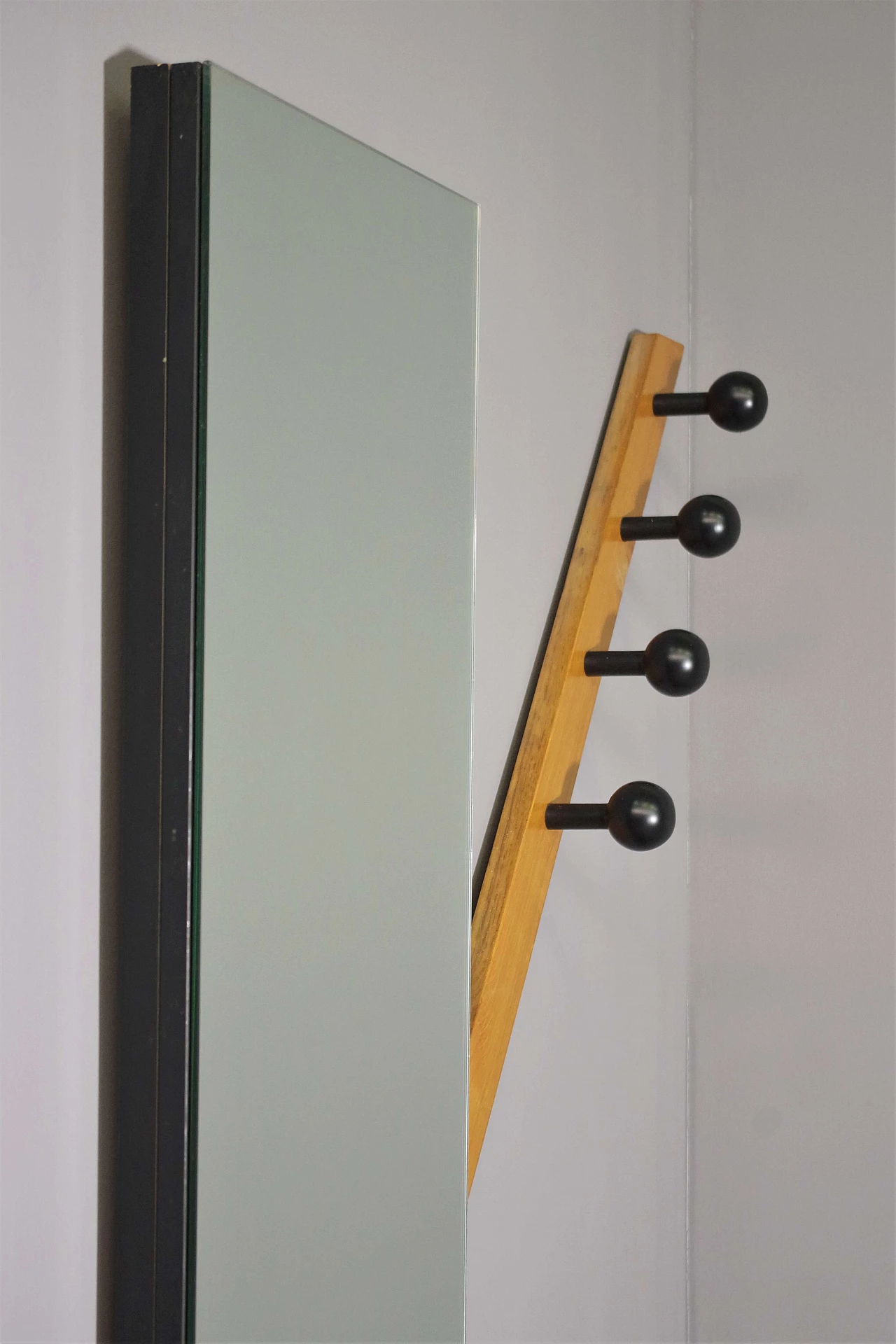 Mobile con appendiabiti, anta, portaombrelli e specchio, anni '70 6