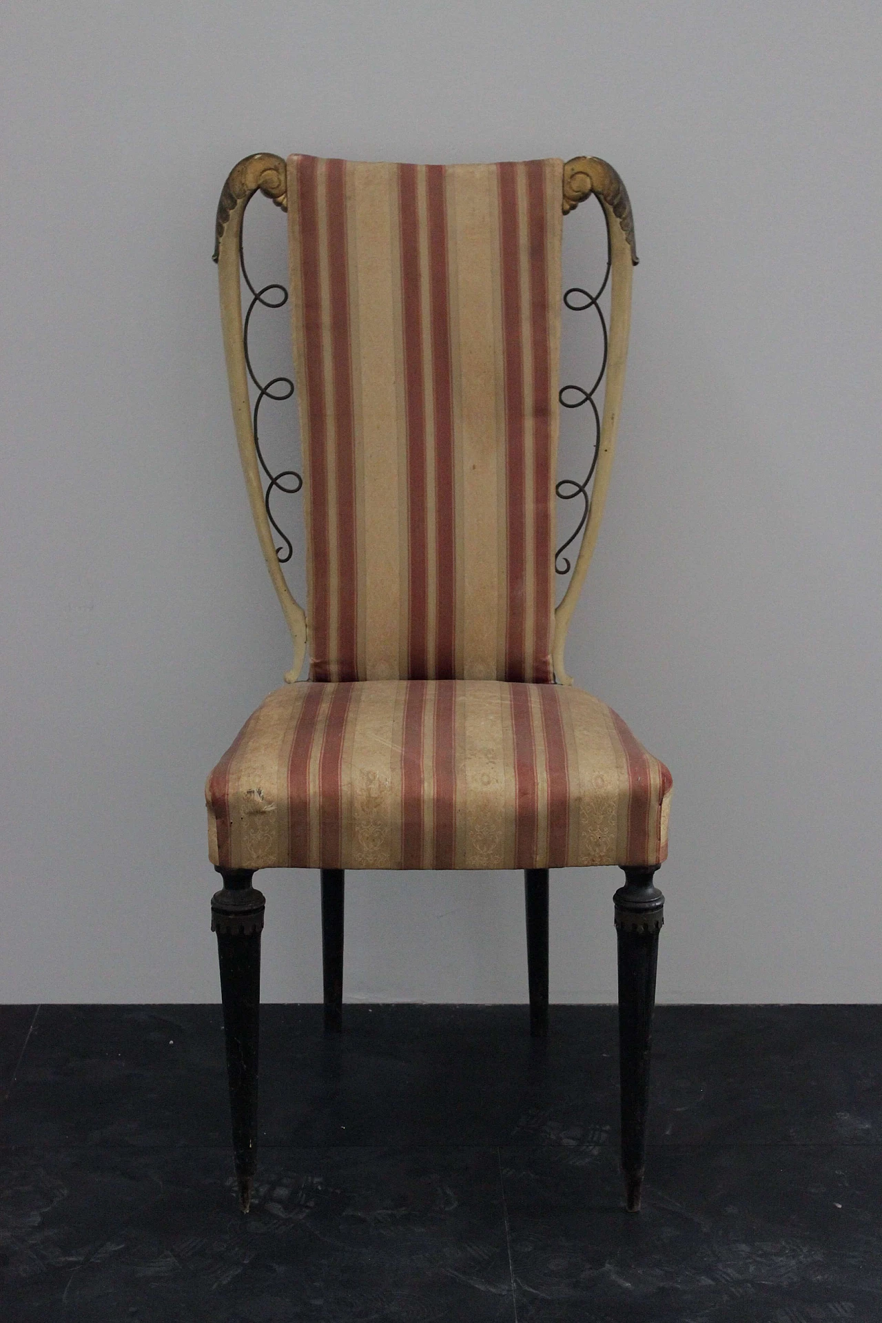 Lacquered chair with carved inserts and brass details attributed to Guglielmo Ulrich, 1950s 1