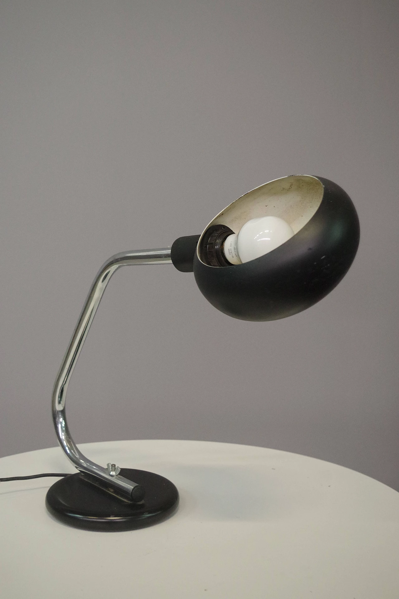 Lampada da tavolo in metallo e plastica nera, anni '70 1