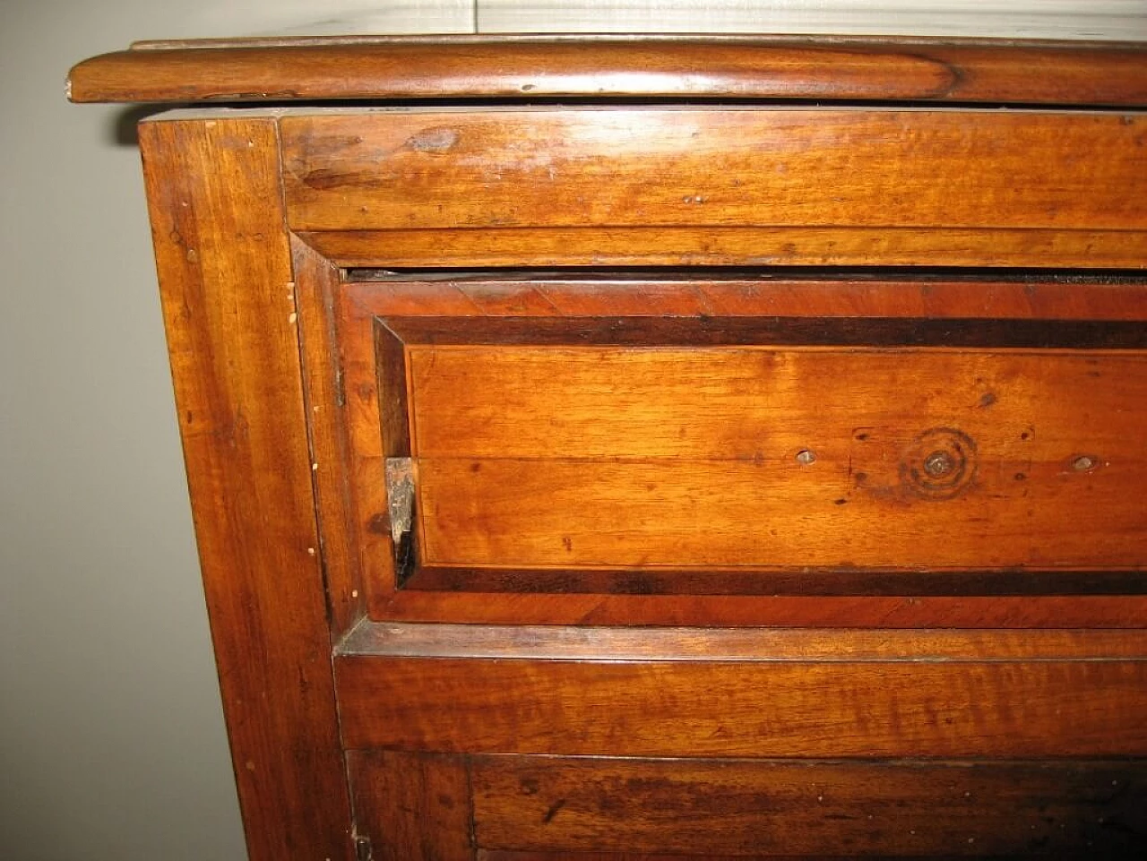 Credenza in noce massello con parti lastronate, inizio '900 8