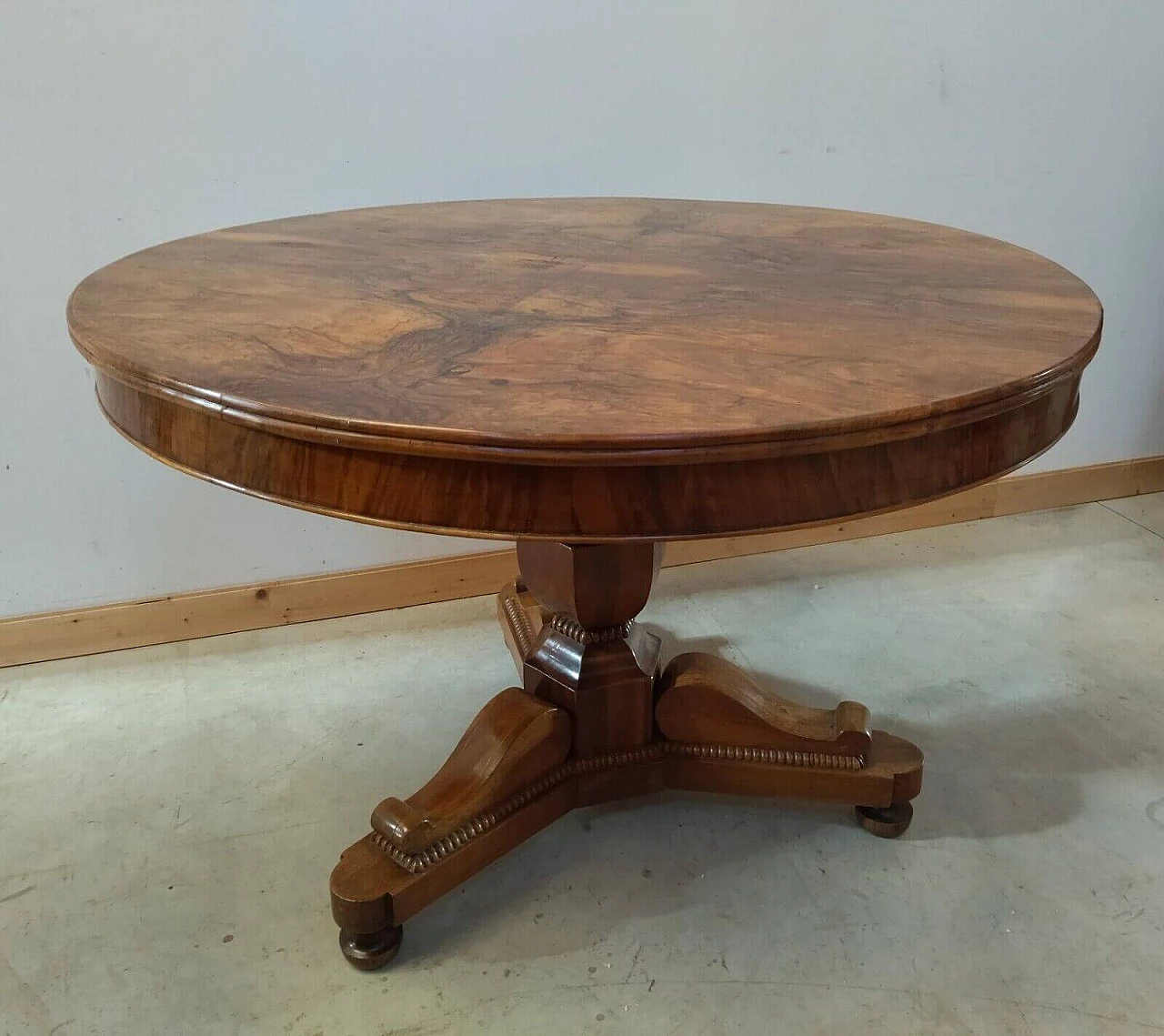 Charles X round table in solid walnut, mid-19th century 3