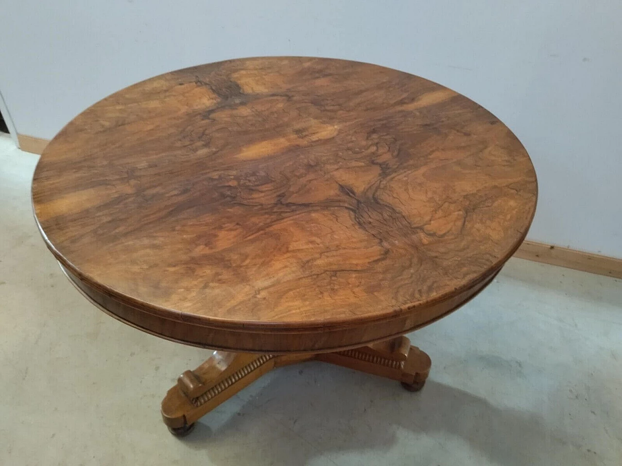 Charles X round table in solid walnut, mid-19th century 4