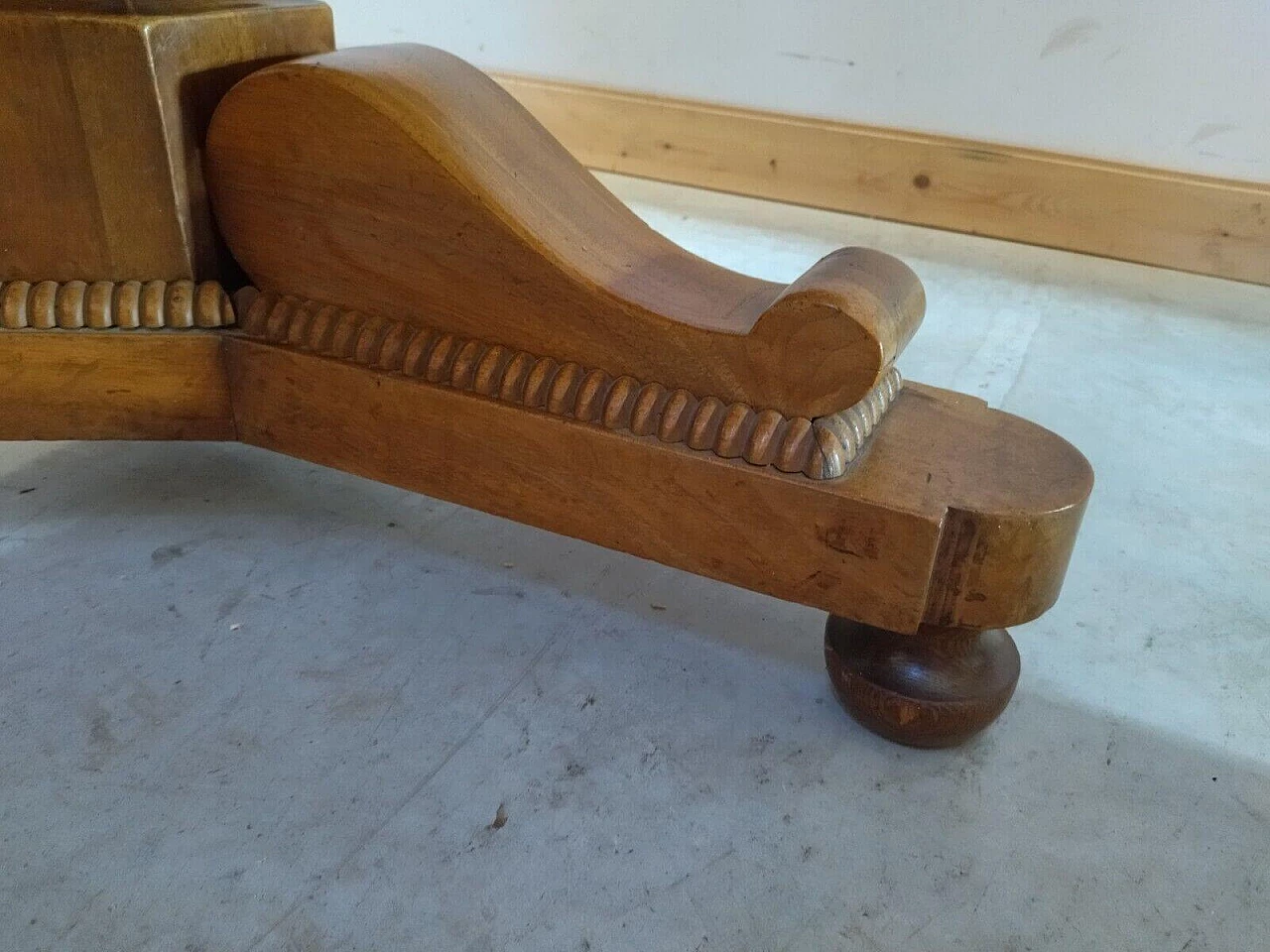 Charles X round table in solid walnut, mid-19th century 5