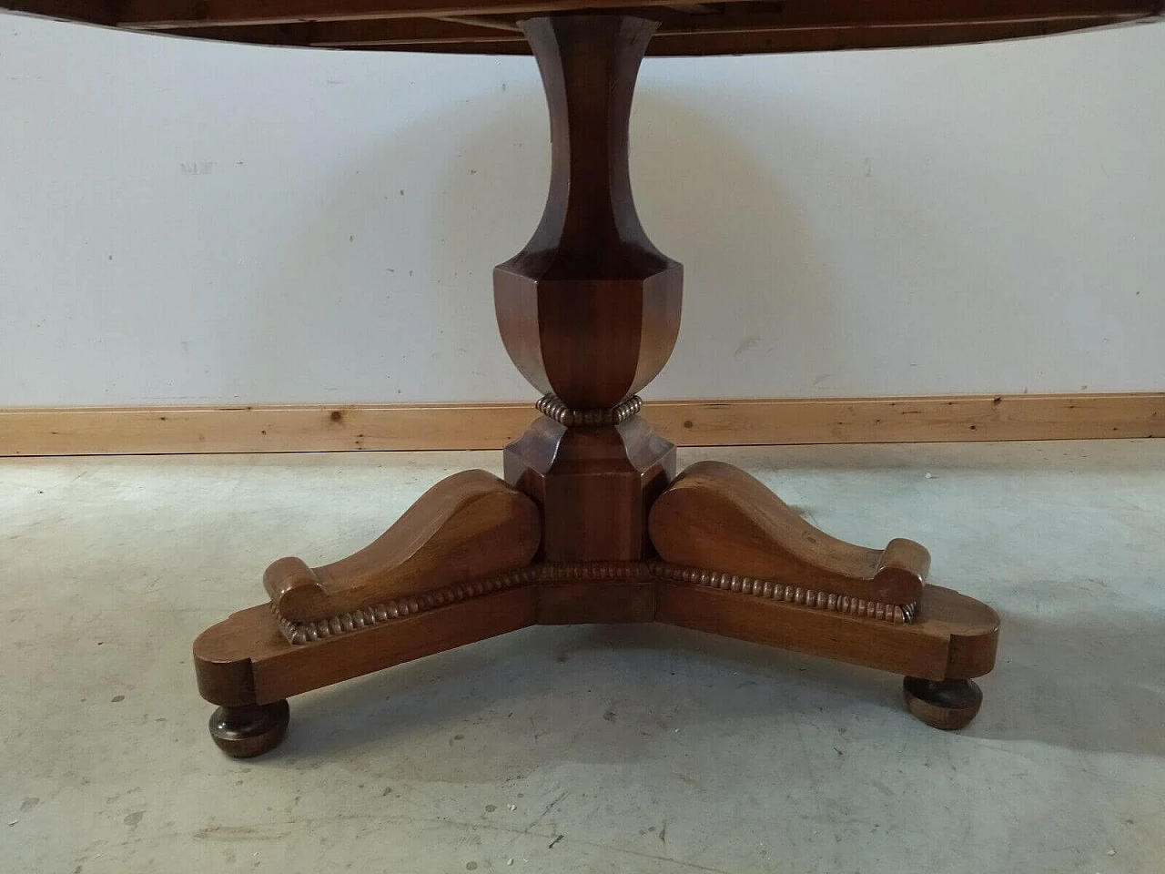 Charles X round table in solid walnut, mid-19th century 6