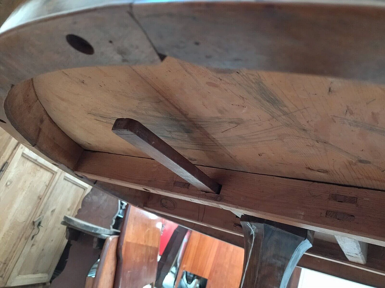 Charles X round table in solid walnut, mid-19th century 7