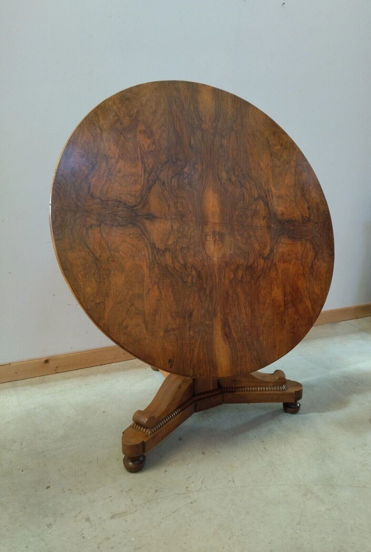 Charles X round table in solid walnut, mid-19th century 8