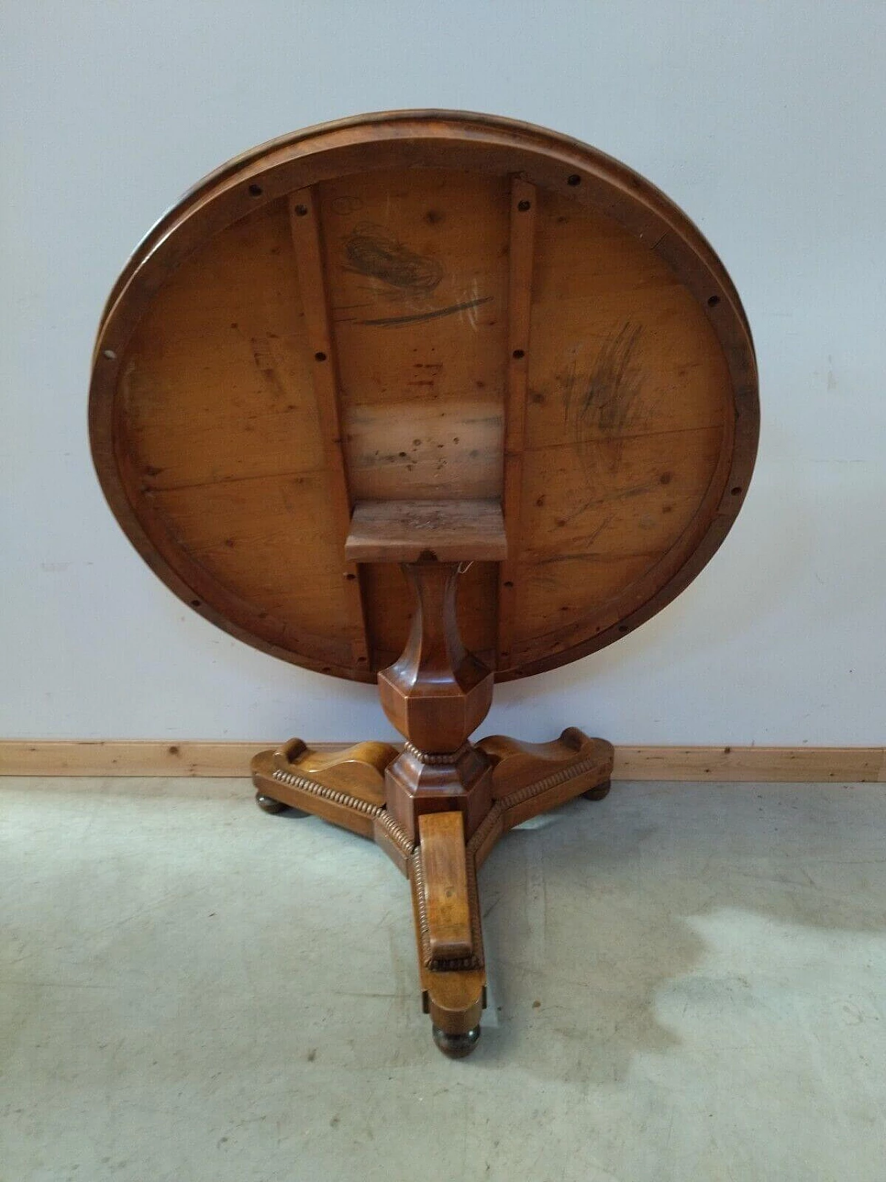 Charles X round table in solid walnut, mid-19th century 9
