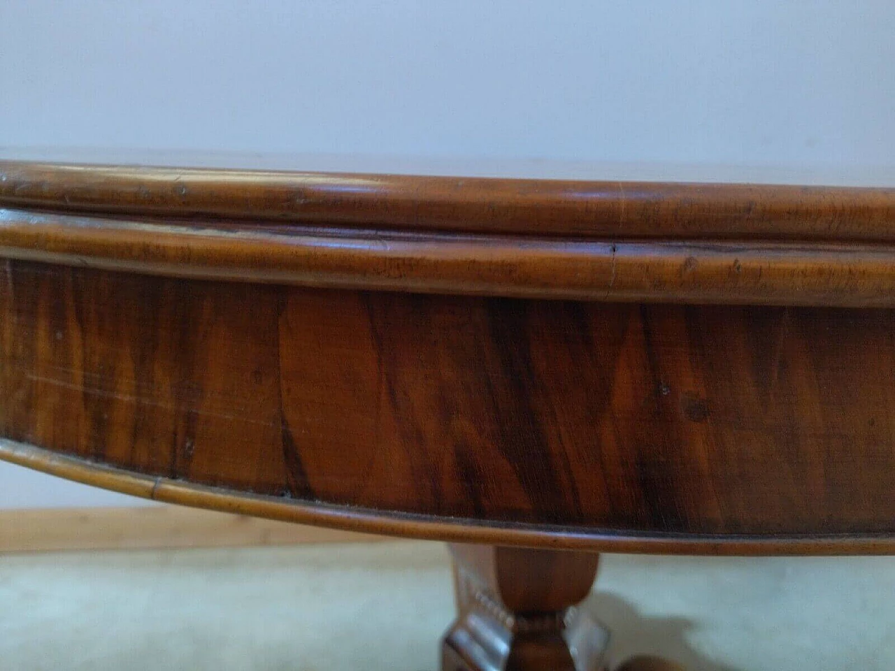 Charles X round table in solid walnut, mid-19th century 10