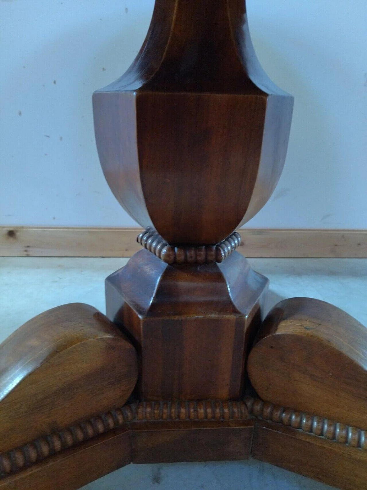 Charles X round table in solid walnut, mid-19th century 11