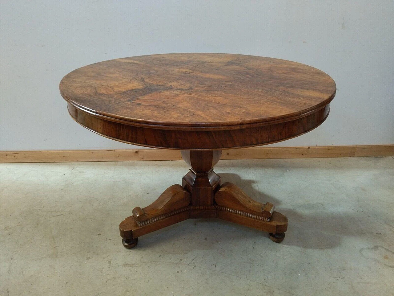 Charles X round table in solid walnut, mid-19th century 12