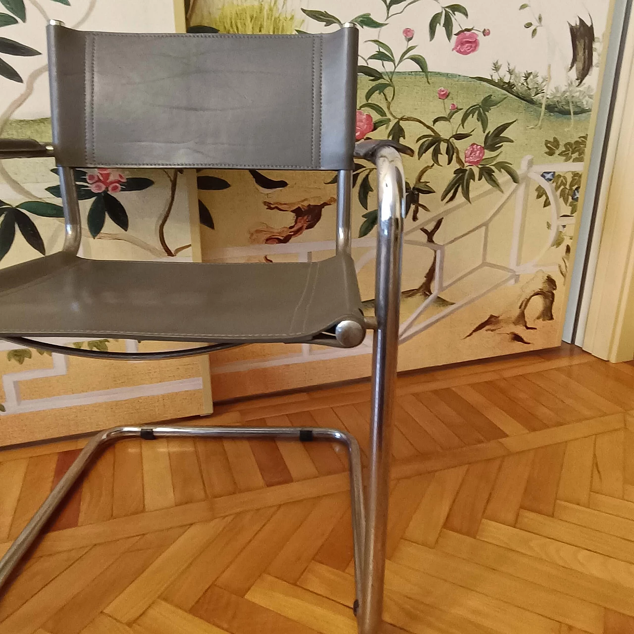 Sedia con struttura tubolare e schienale e seduta in pelle, anni '70 6