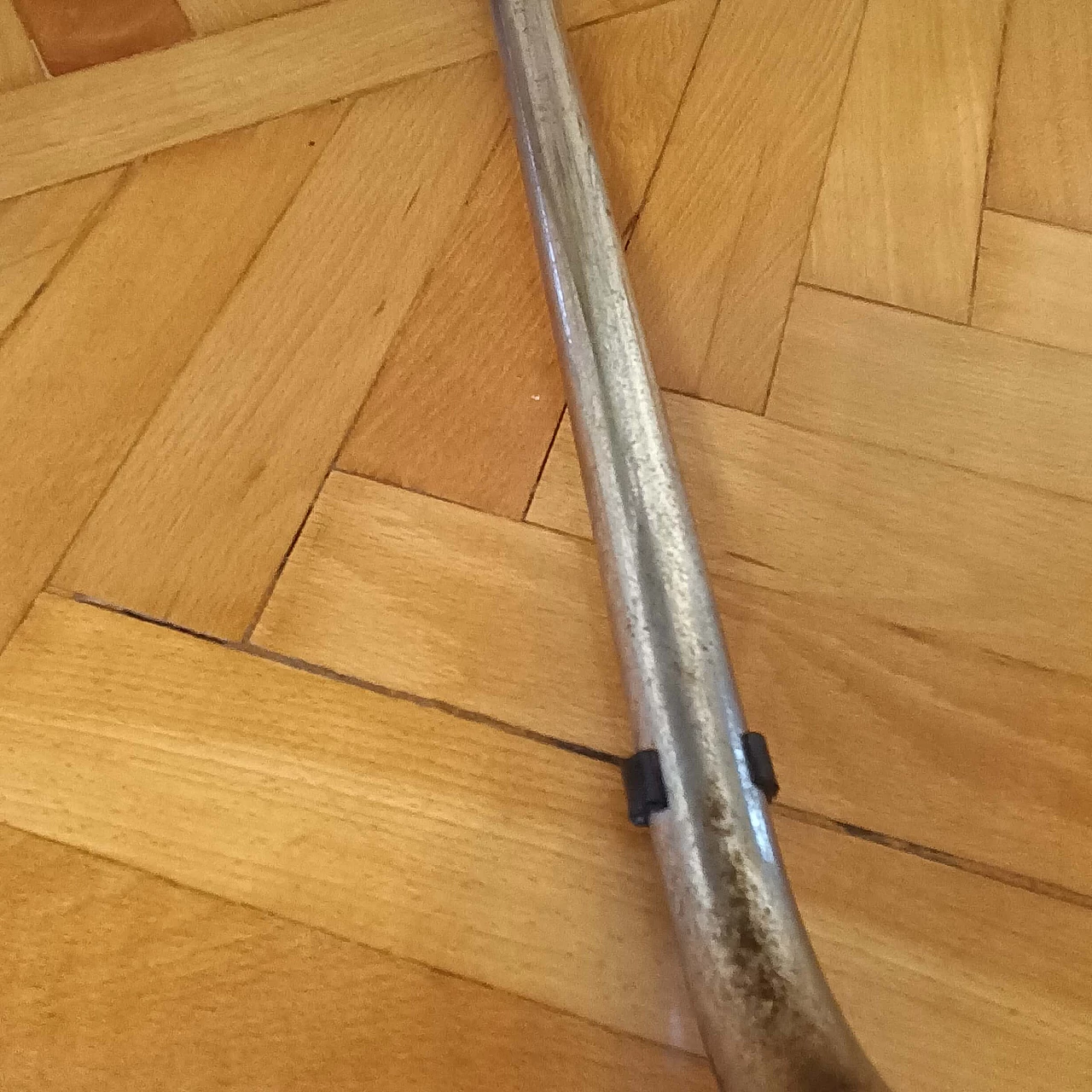 Sedia con struttura tubolare e schienale e seduta in pelle, anni '70 7