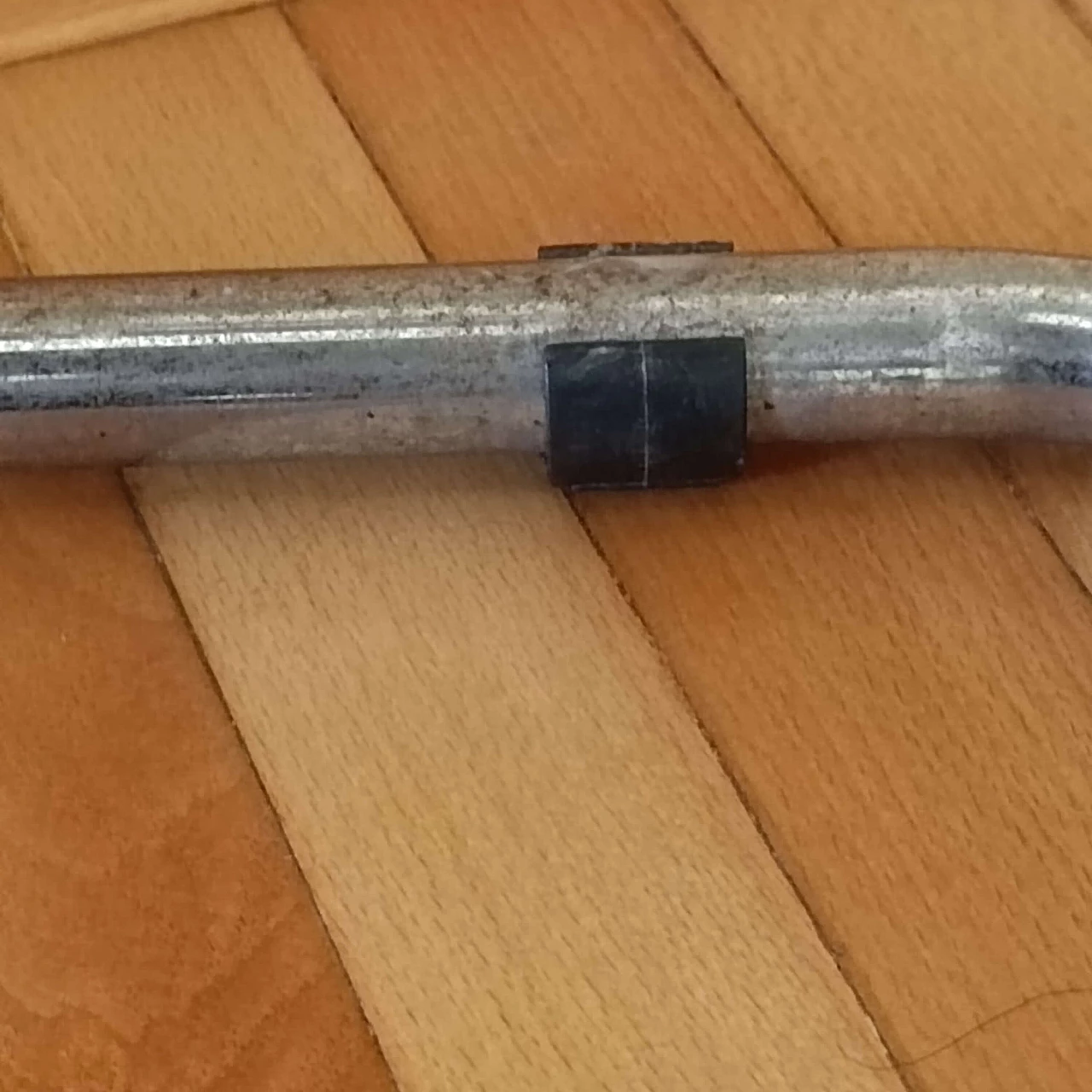 Sedia con struttura tubolare e schienale e seduta in pelle, anni '70 8