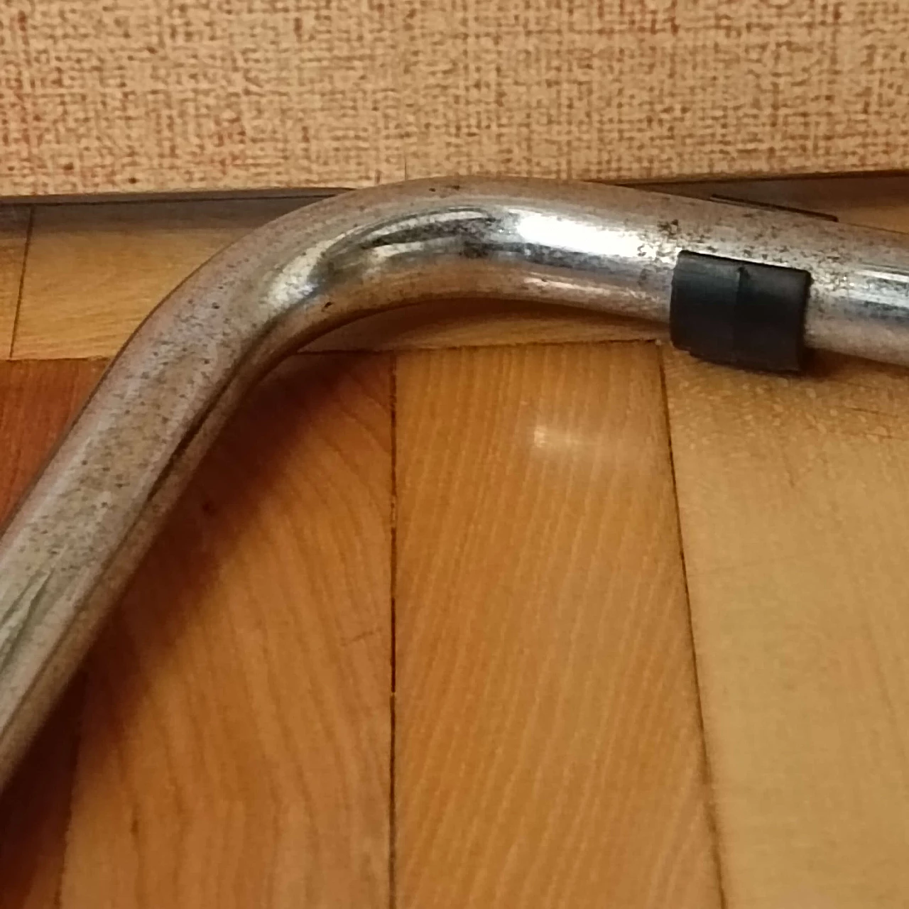 Sedia con struttura tubolare e schienale e seduta in pelle, anni '70 9