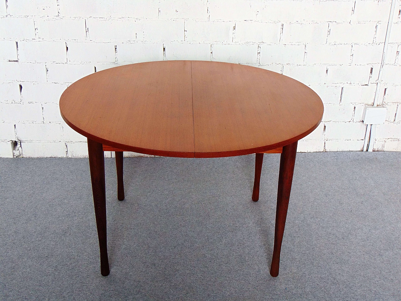Extendable round teak table with skittle legs, 1960s 1