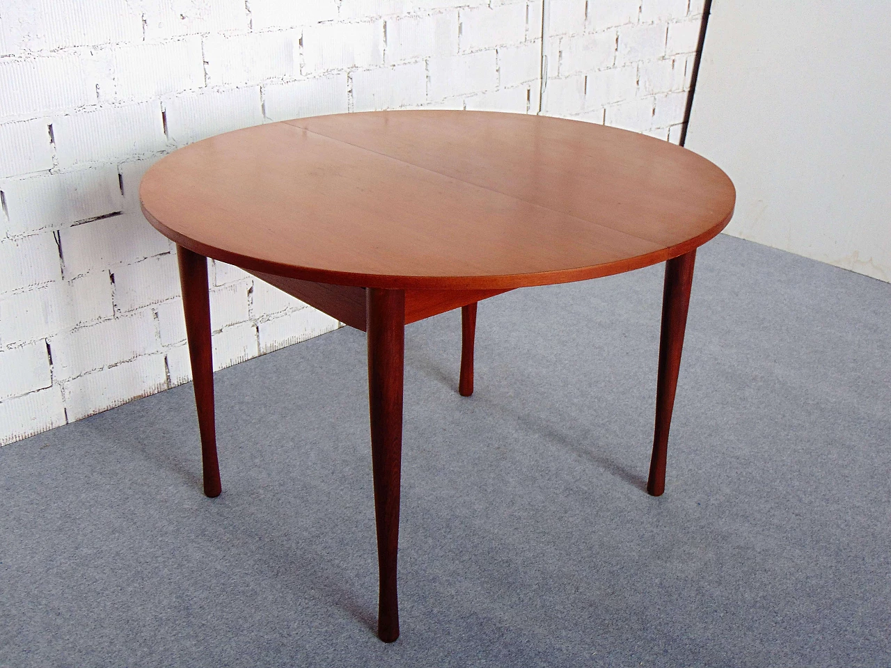 Tavolo rotondo allungabile in teak con gambe a birillo, anni '60 2