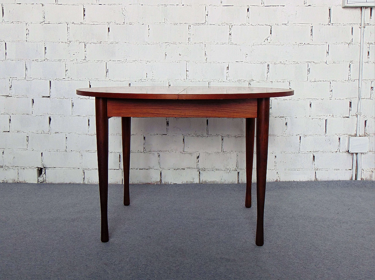 Extendable round teak table with skittle legs, 1960s 3