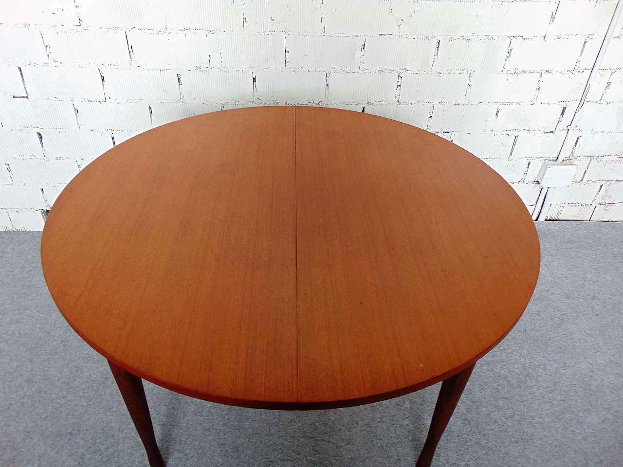 Extendable round teak table with skittle legs, 1960s 4