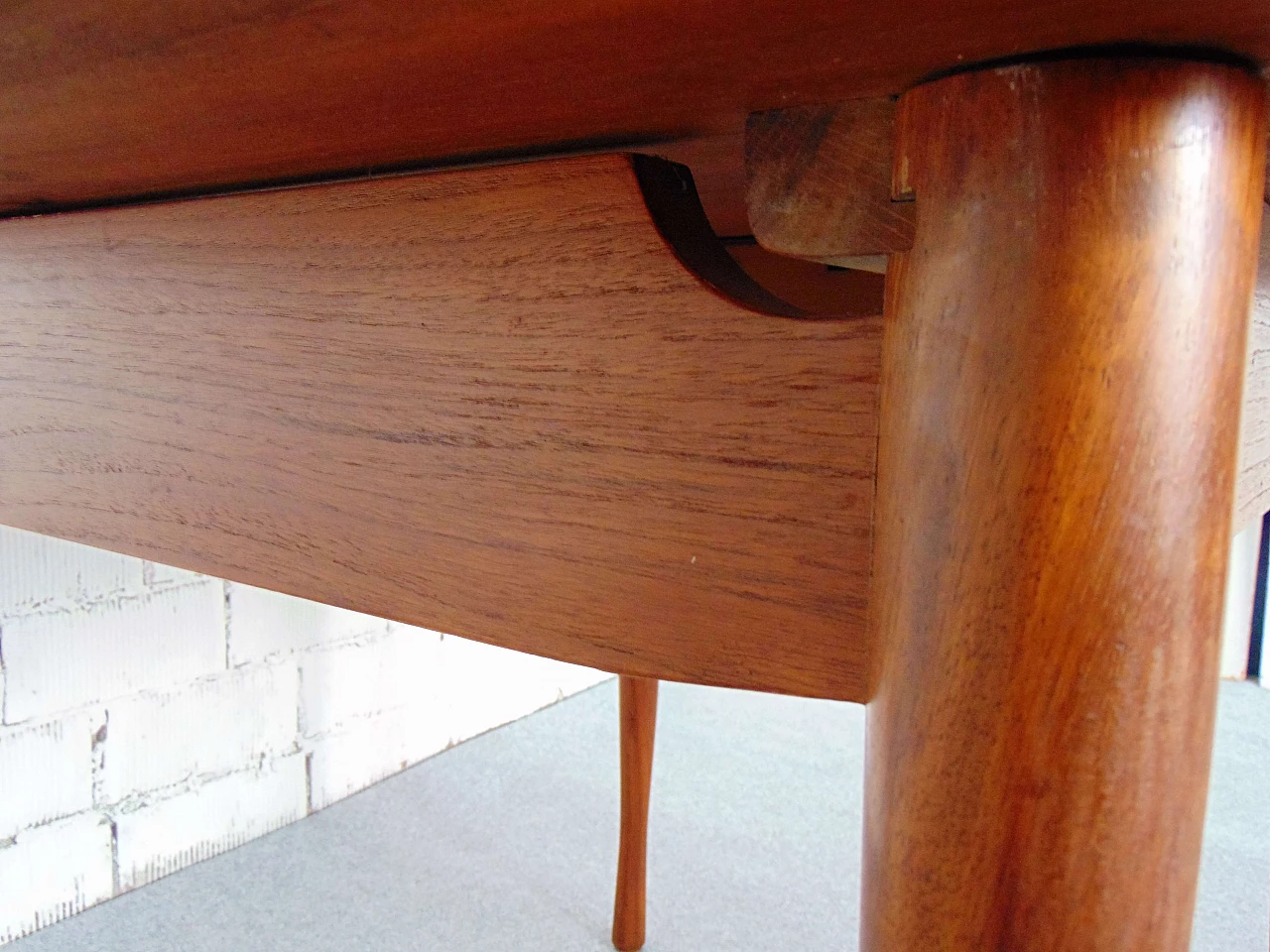 Extendable round teak table with skittle legs, 1960s 6