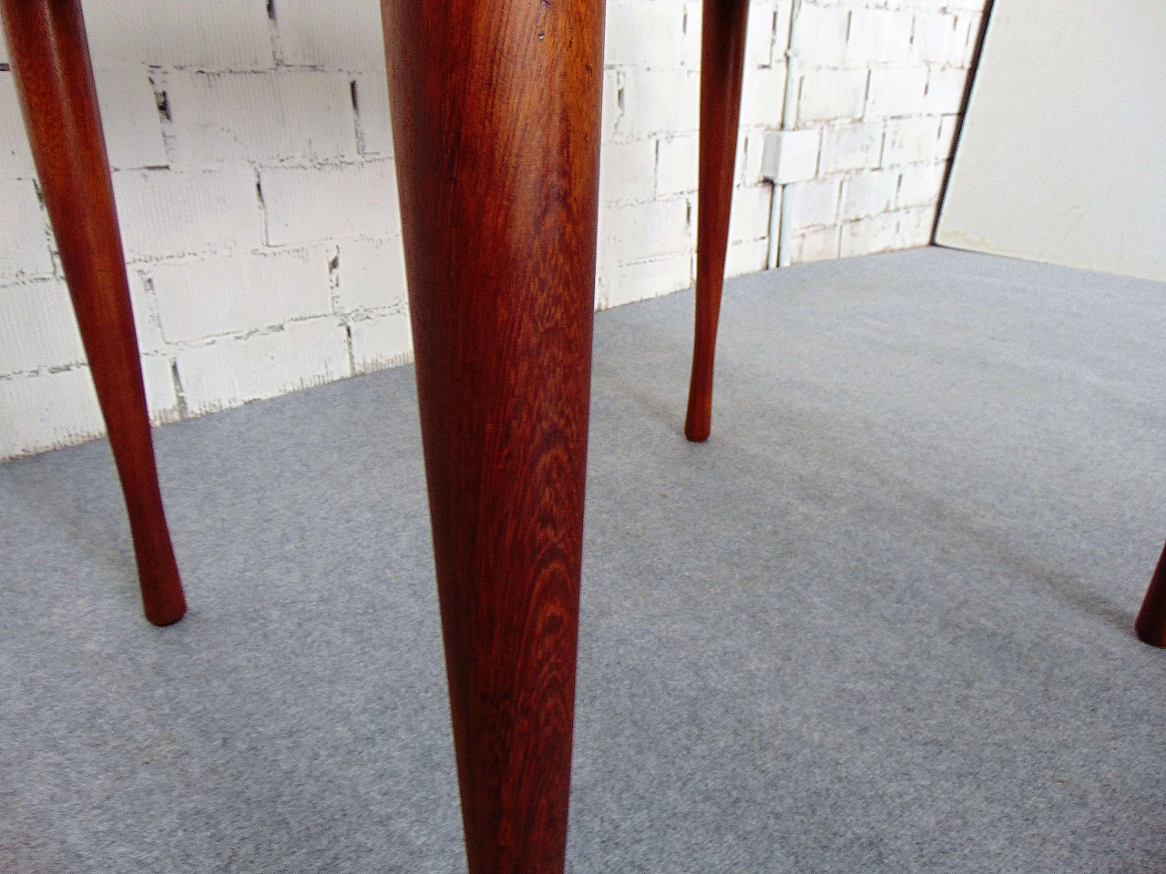 Extendable round teak table with skittle legs, 1960s 7