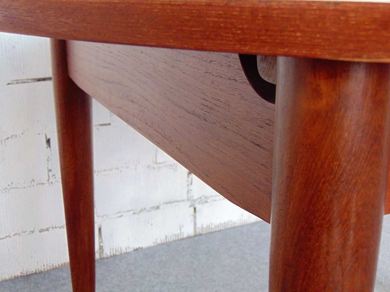 Tavolo rotondo allungabile in teak con gambe a birillo, anni '60 9