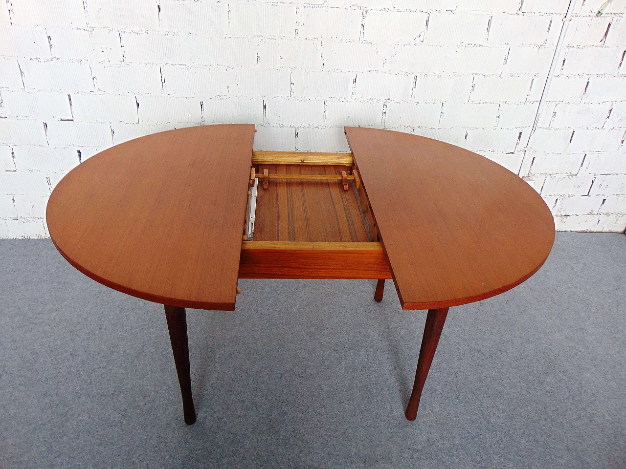 Tavolo rotondo allungabile in teak con gambe a birillo, anni '60 10