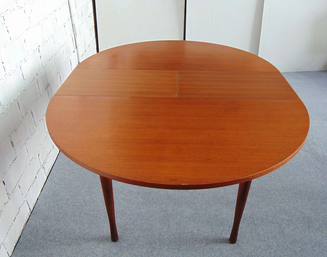 Extendable round teak table with skittle legs, 1960s 12