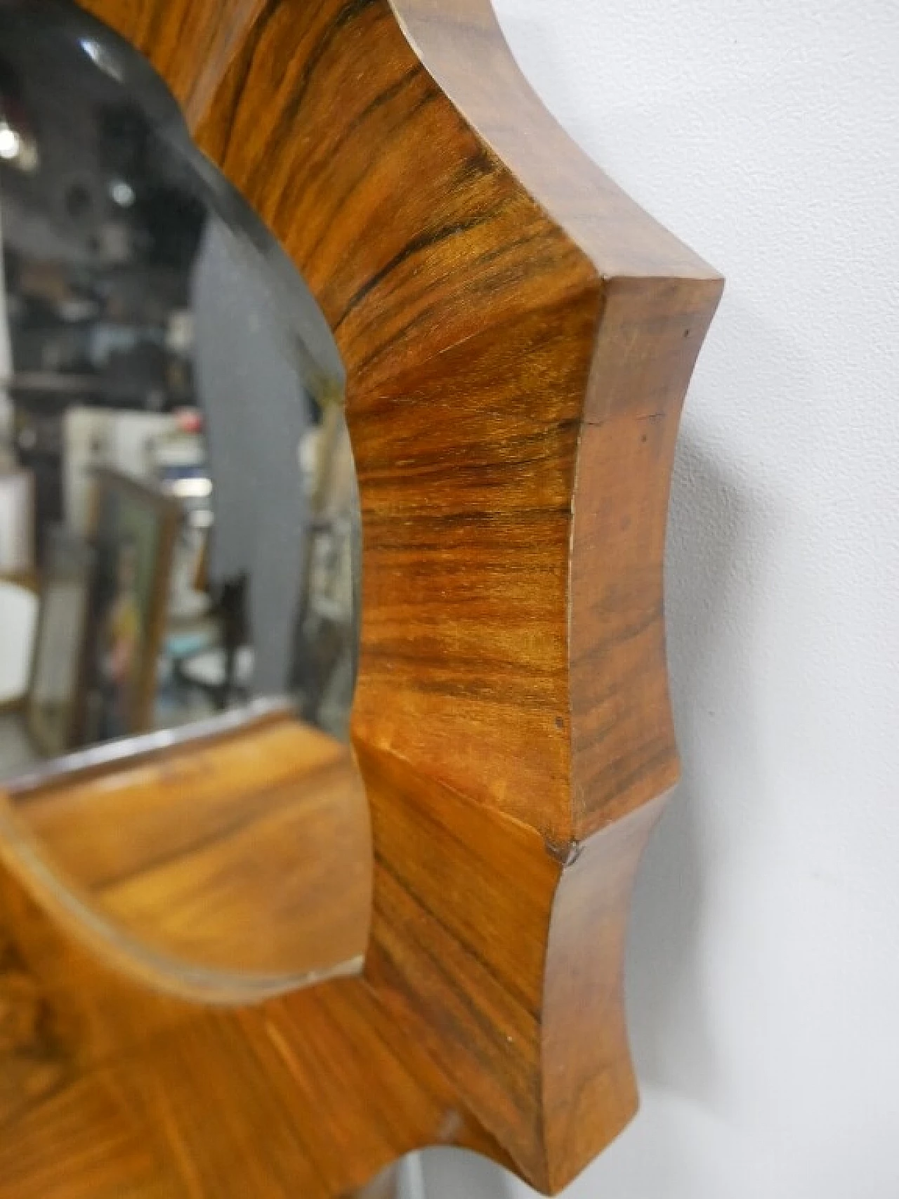 Specchiera in noce con cornice sagomata, anni '30 3