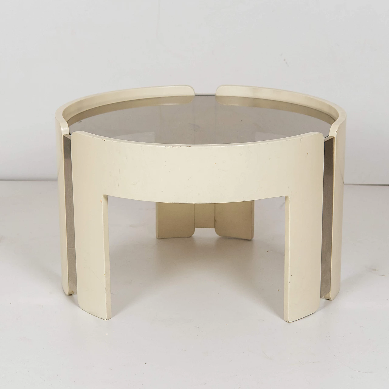 Tavolino rotondo in legno beige con piano in vetro fumé, anni '70 1