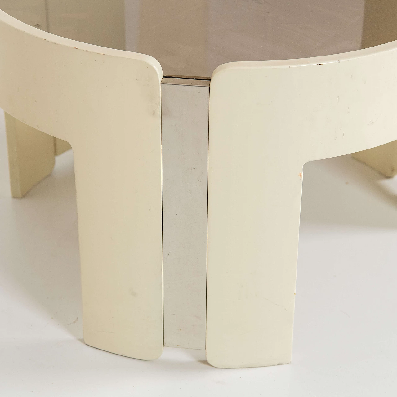Tavolino rotondo in legno beige con piano in vetro fumé, anni '70 6