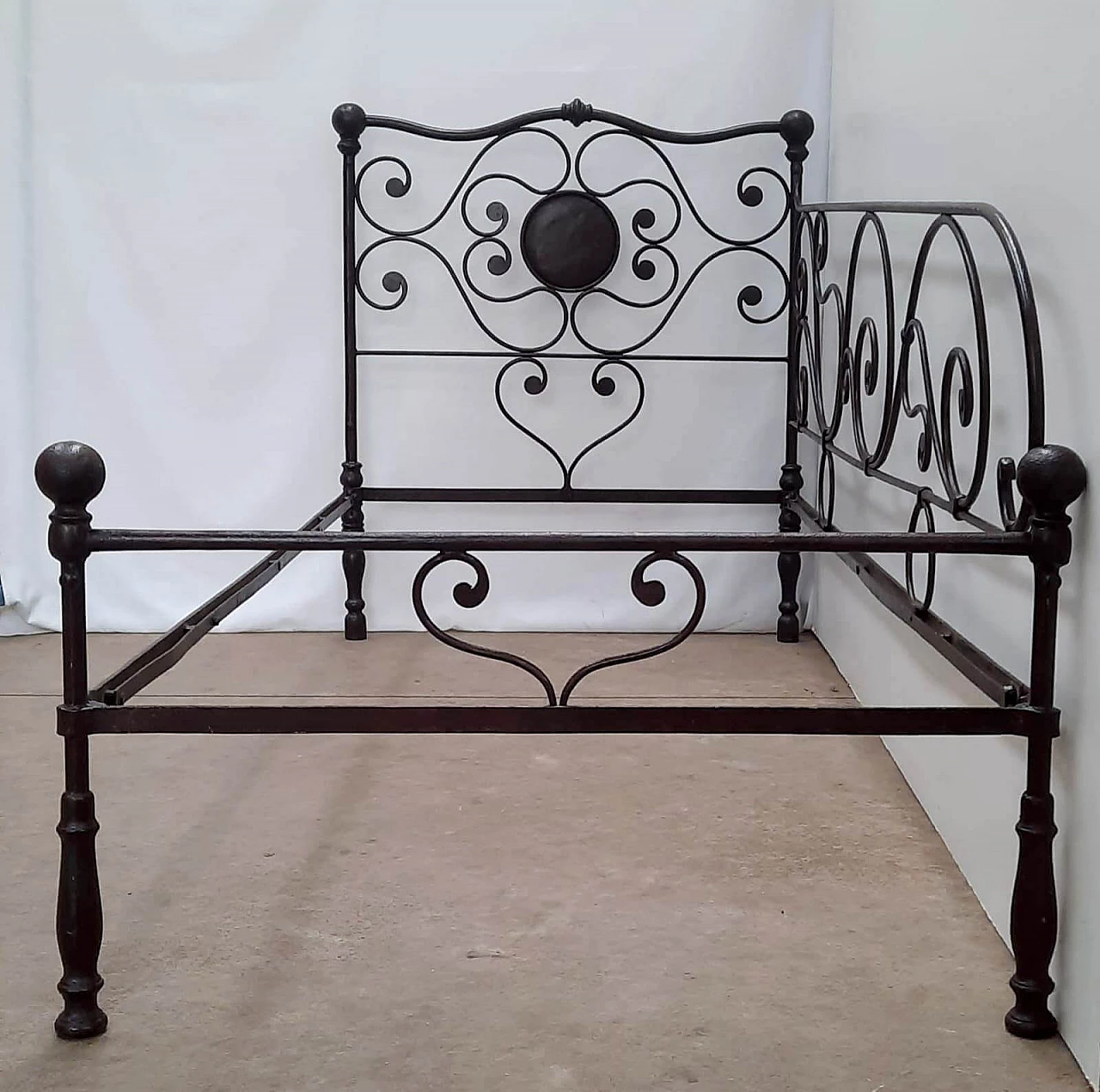 Wrought and cast iron dormeuse, 19th century 2