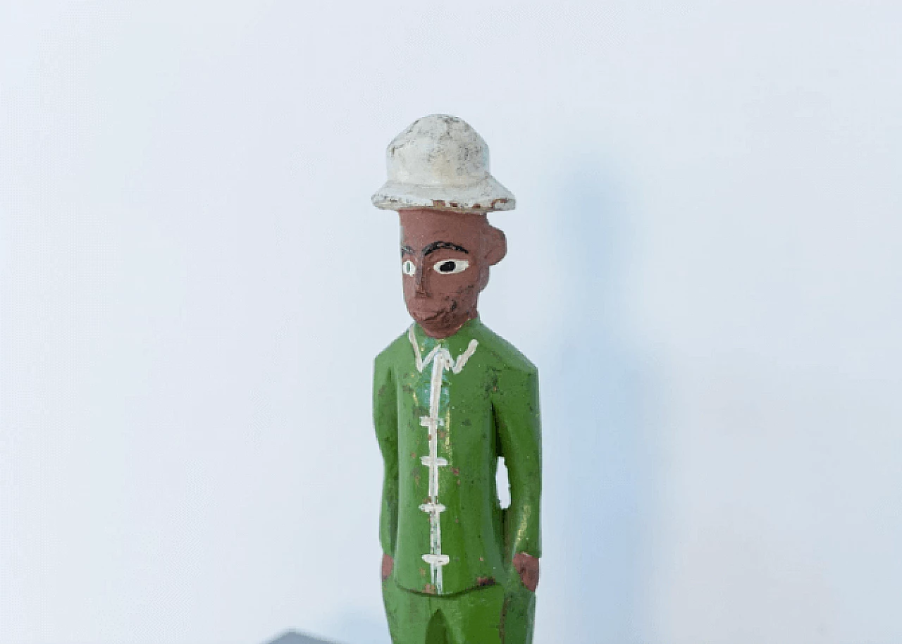 Scultura in legno di un uomo con completo verde, anni '50 3