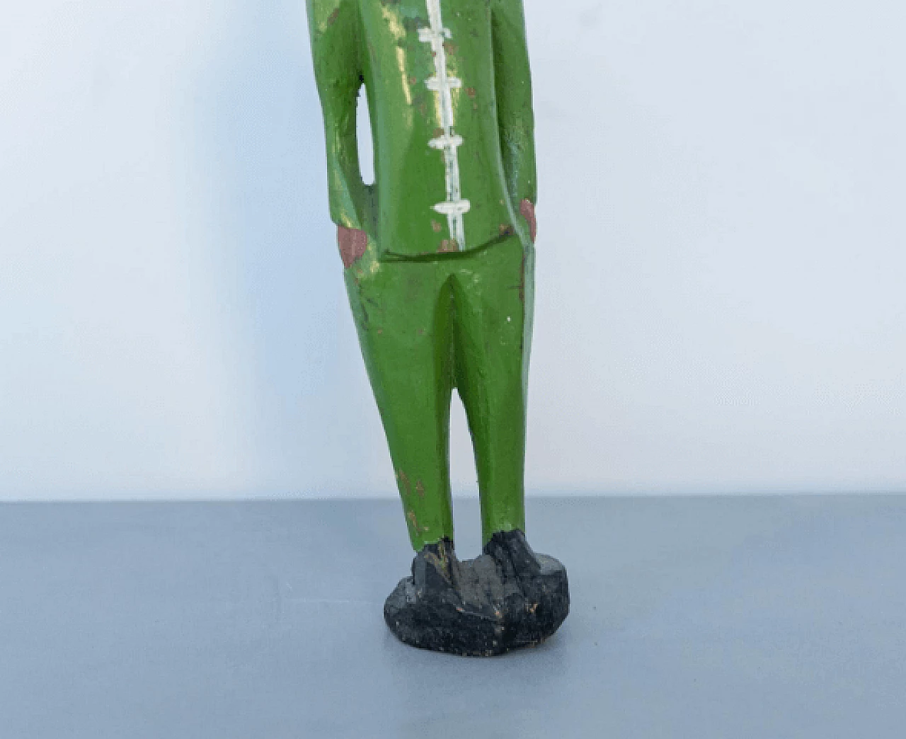Scultura in legno di un uomo con completo verde, anni '50 4