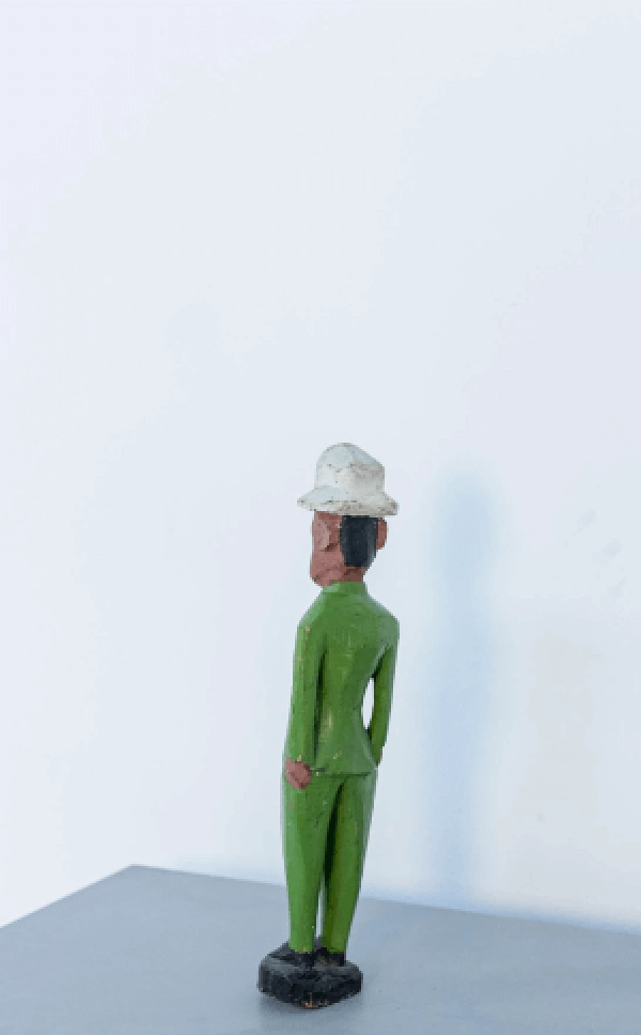 Scultura in legno di un uomo con completo verde, anni '50 5