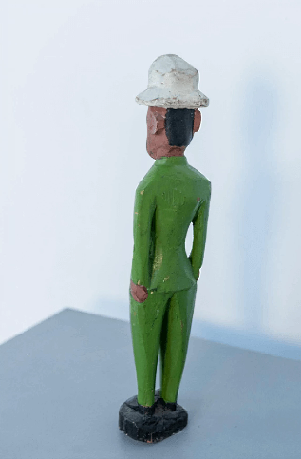 Scultura in legno di un uomo con completo verde, anni '50 6