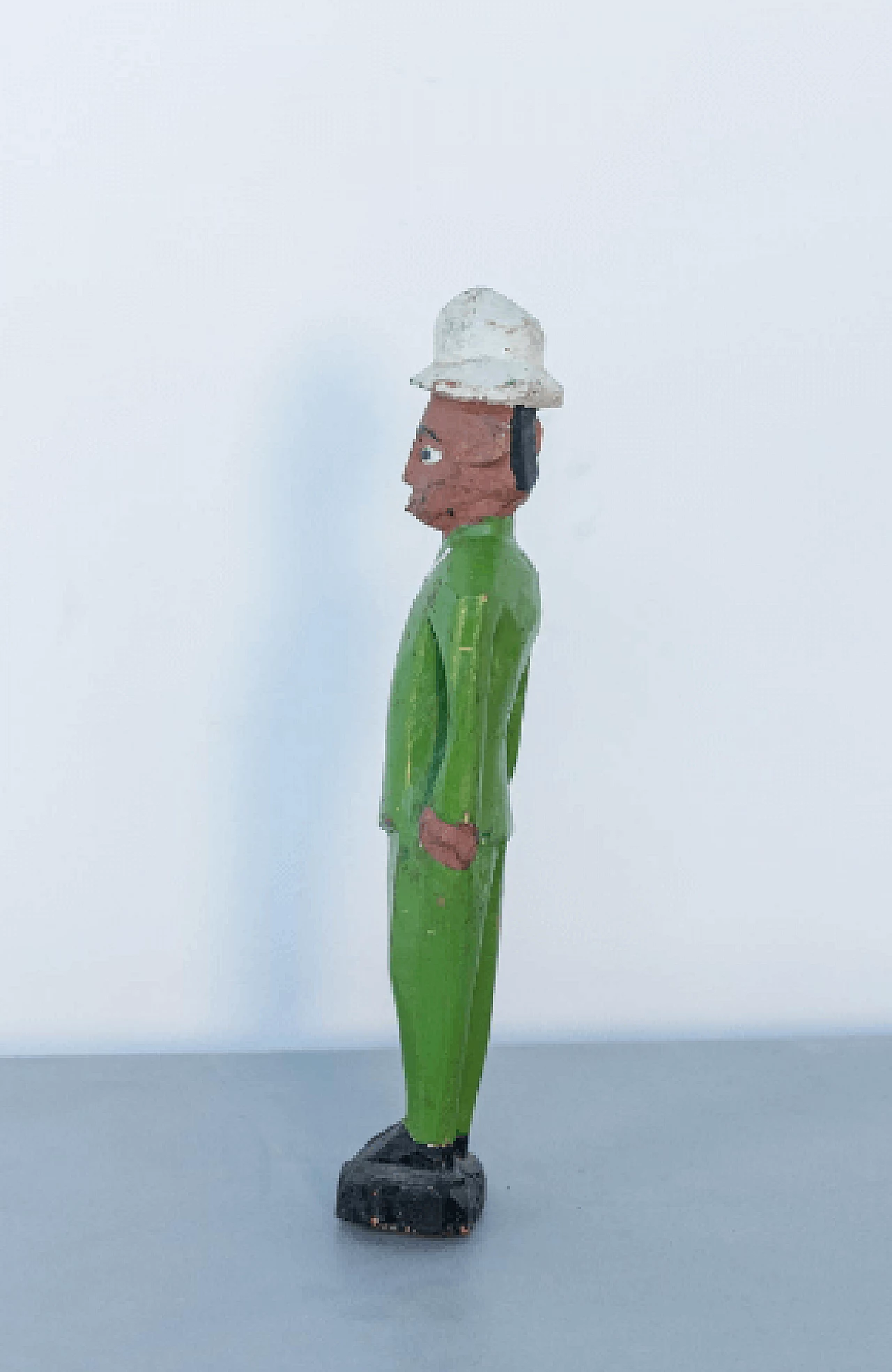 Scultura in legno di un uomo con completo verde, anni '50 7