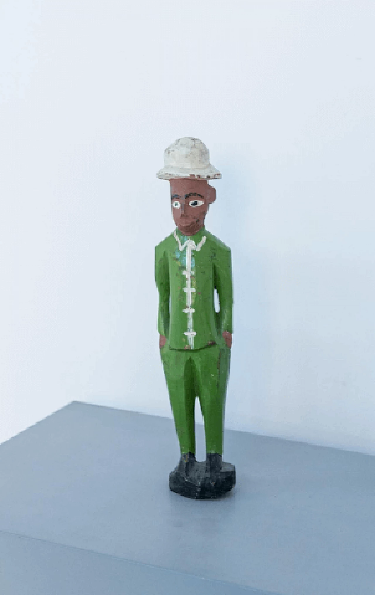 Scultura in legno di un uomo con completo verde, anni '50 8