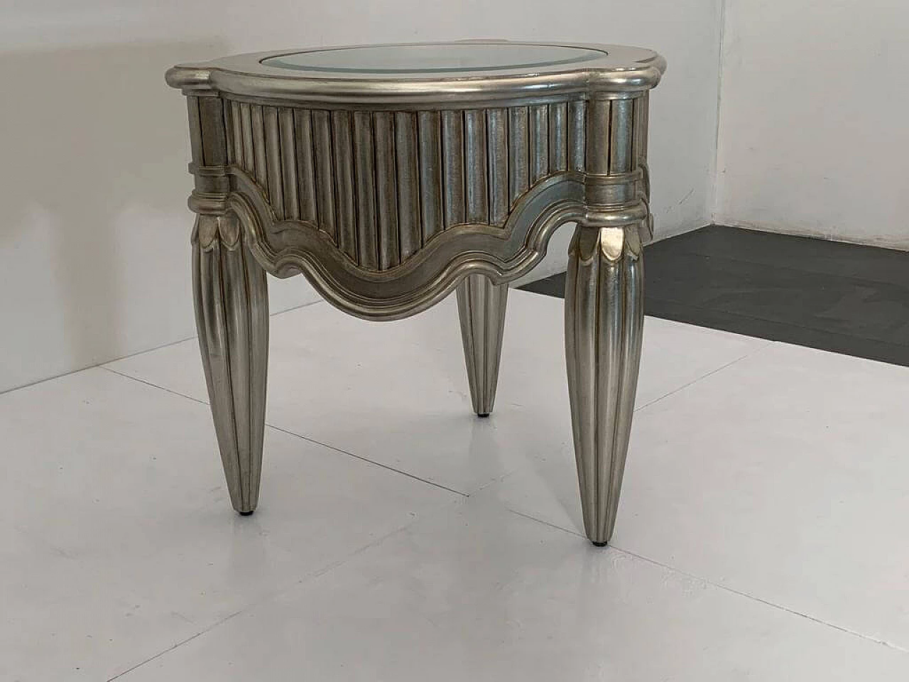 Tavolino rivestito in argento con piano in vetro di Lam Lee Group, anni '90 1