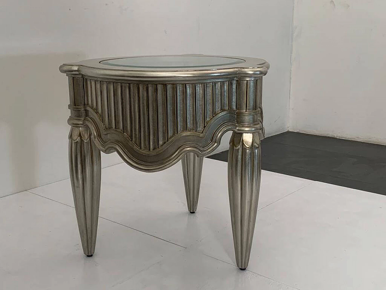Tavolino rivestito in argento con piano in vetro di Lam Lee Group, anni '90 2