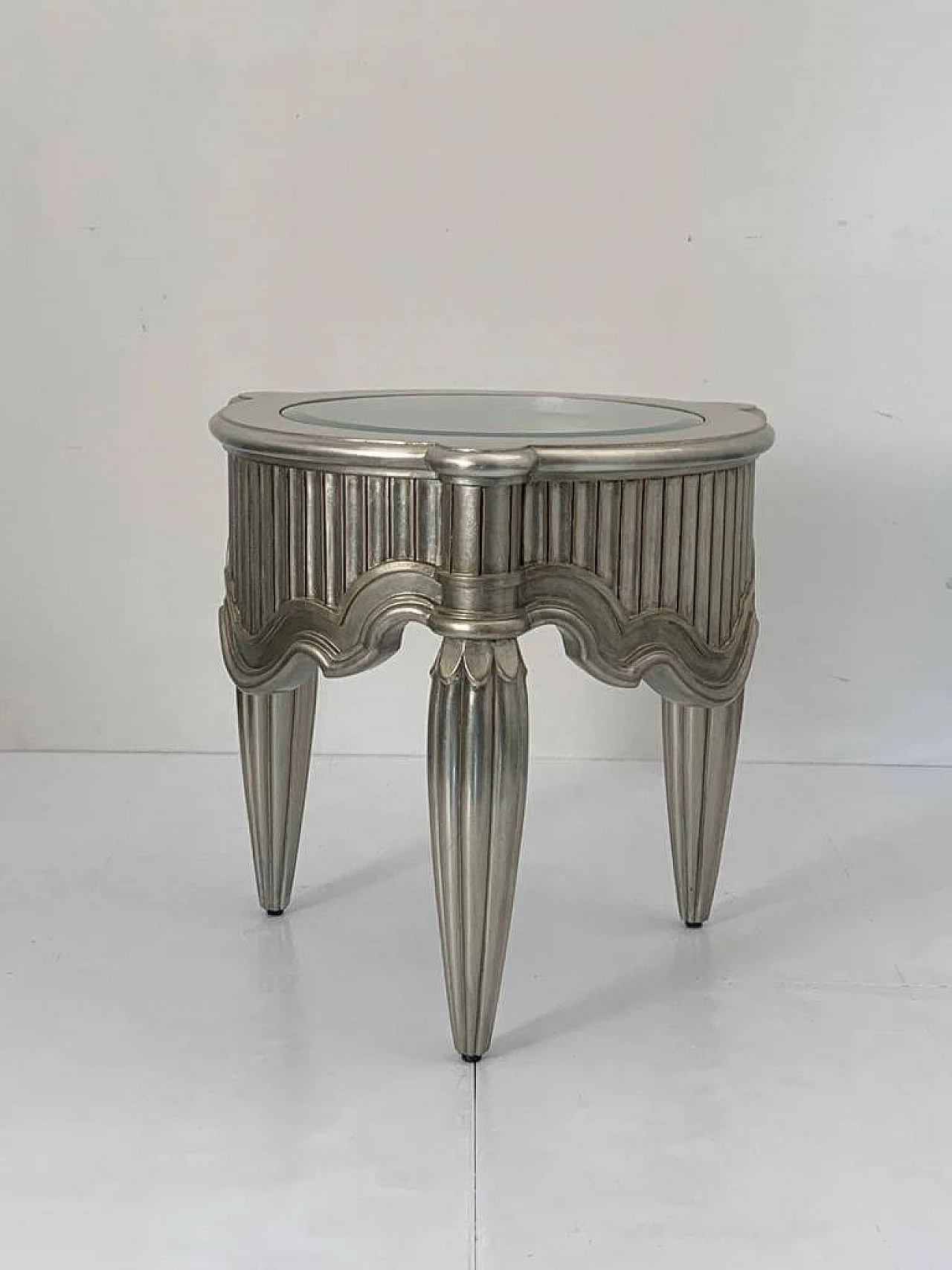 Tavolino rivestito in argento con piano in vetro di Lam Lee Group, anni '90 3