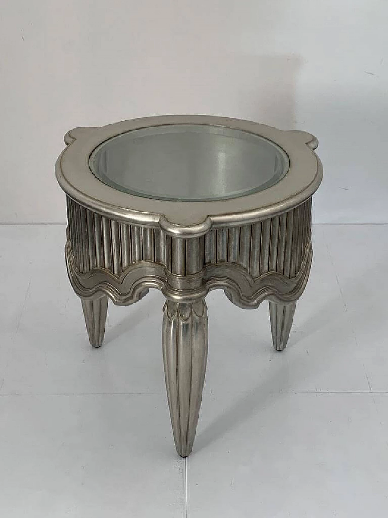 Tavolino rivestito in argento con piano in vetro di Lam Lee Group, anni '90 4