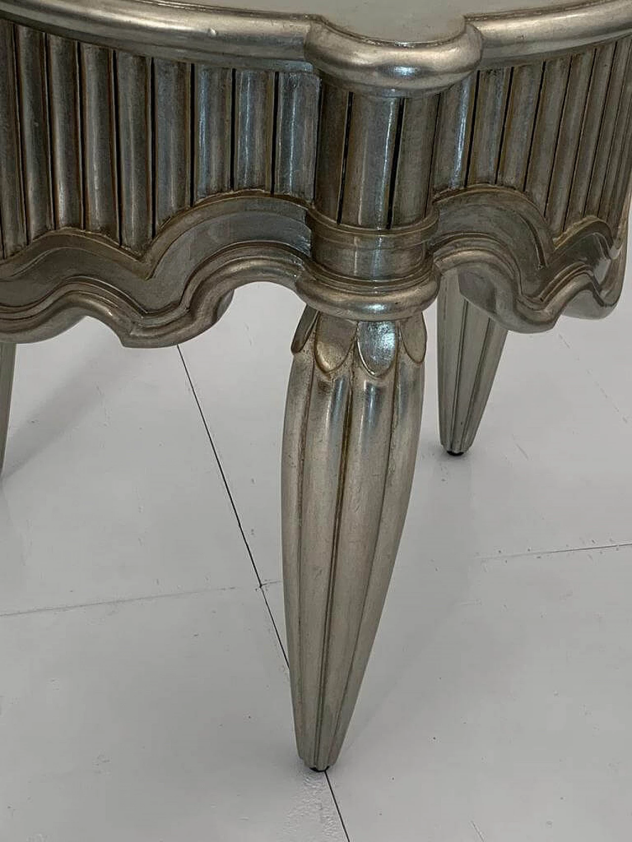 Tavolino rivestito in argento con piano in vetro di Lam Lee Group, anni '90 7