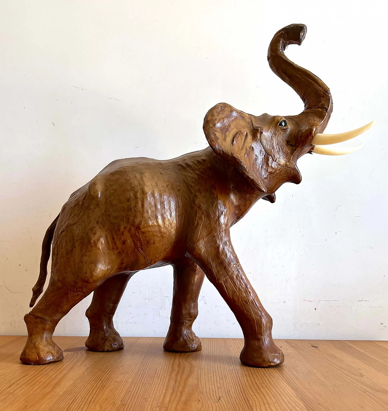 Scultura di elefante in pelle, anni '60 1