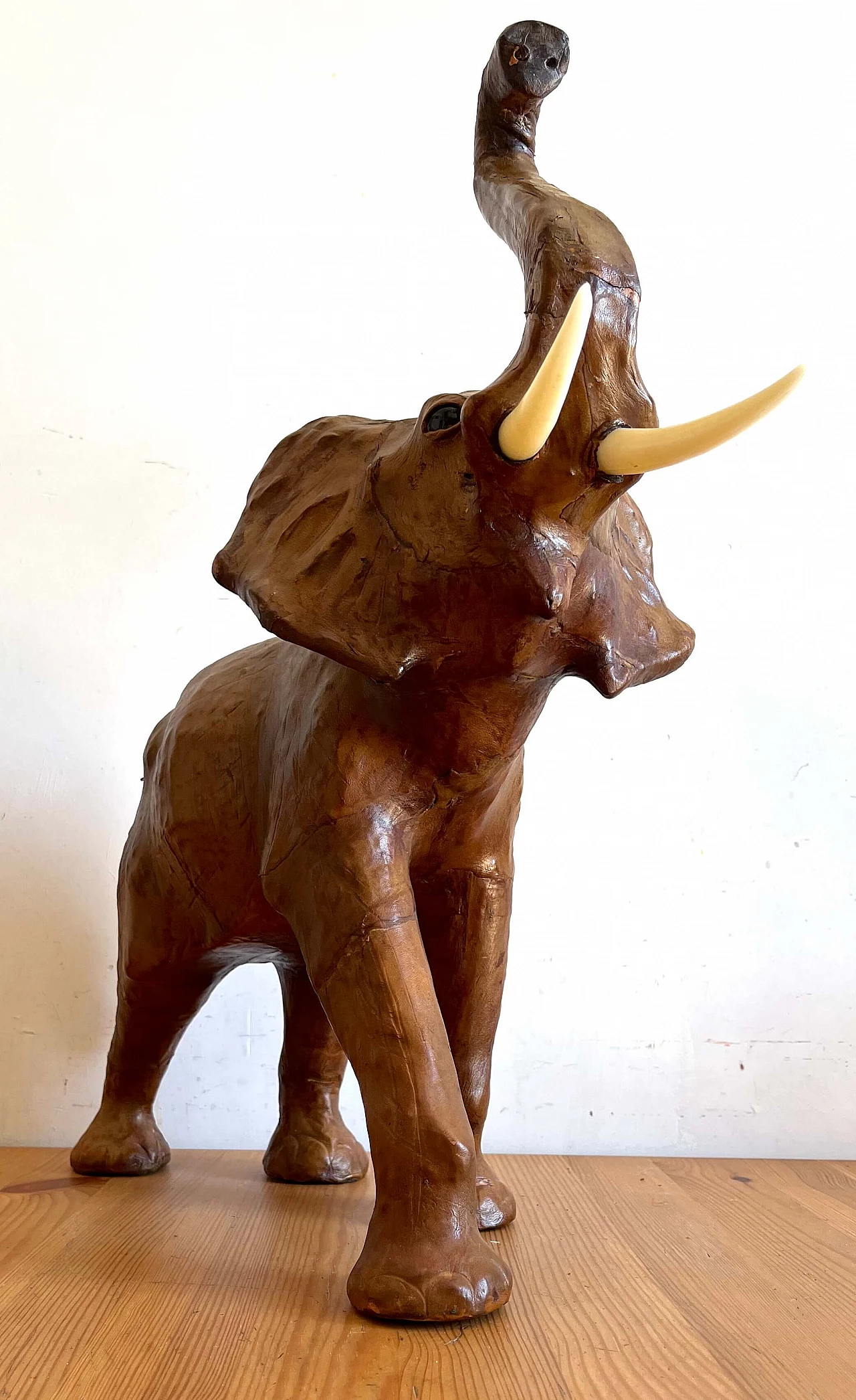 Scultura di elefante in pelle, anni '60 2