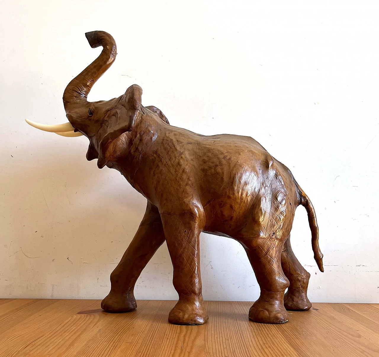 Scultura di elefante in pelle, anni '60 3