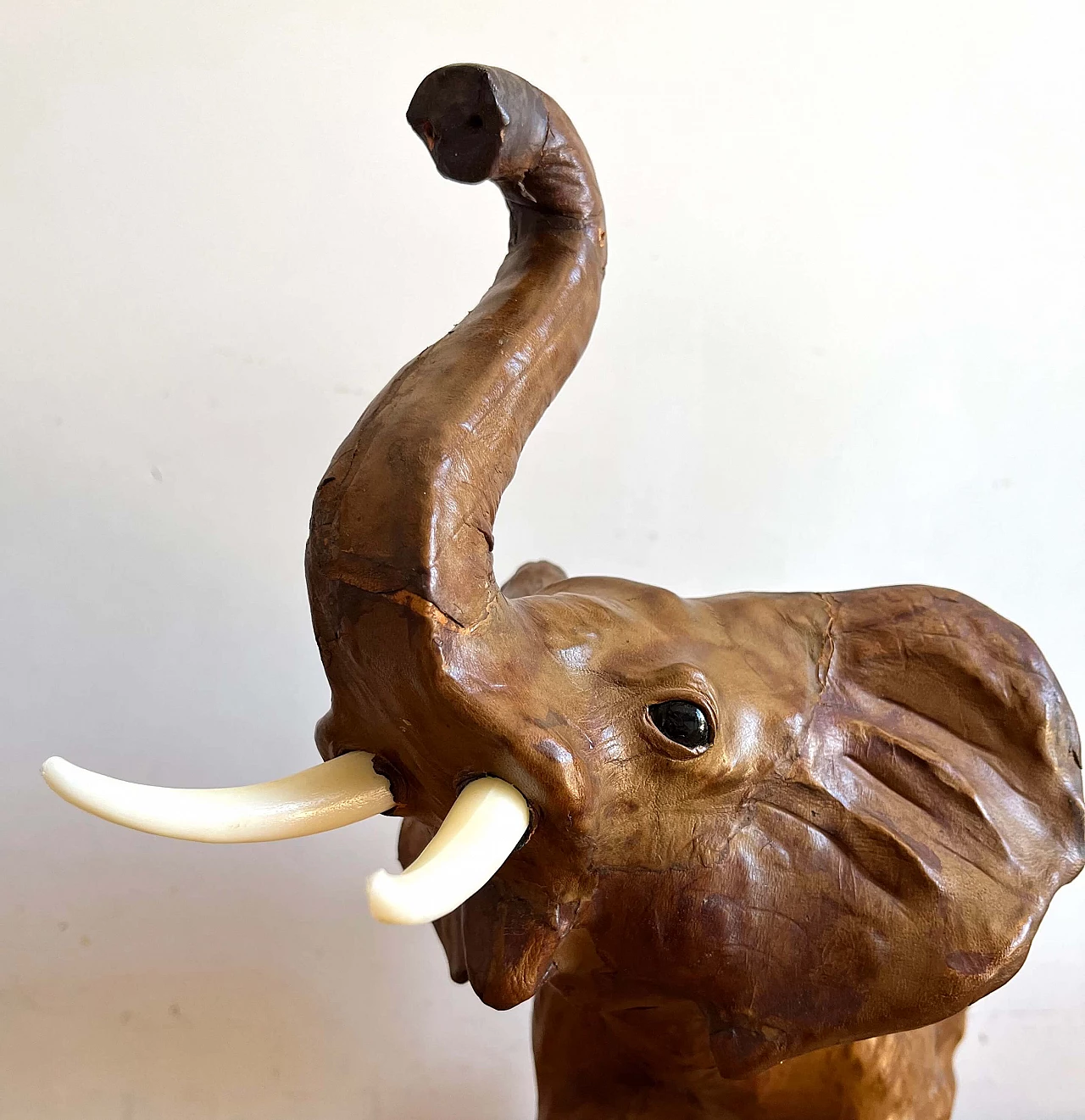 Scultura di elefante in pelle, anni '60 7